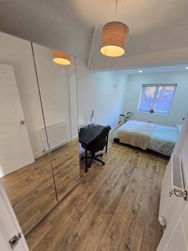 Room Hayfield Road in Salford