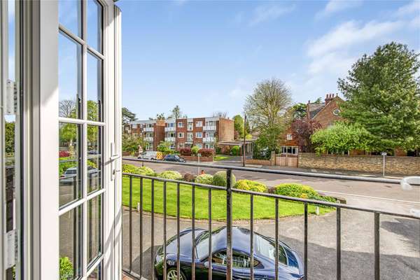 Flat Clifton Road in Greater London