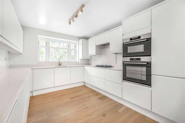 Flat Clifton Road in Greater London