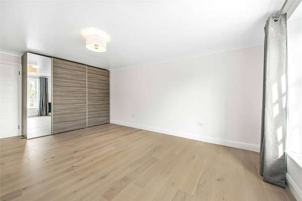 Flat Clifton Road in Greater London