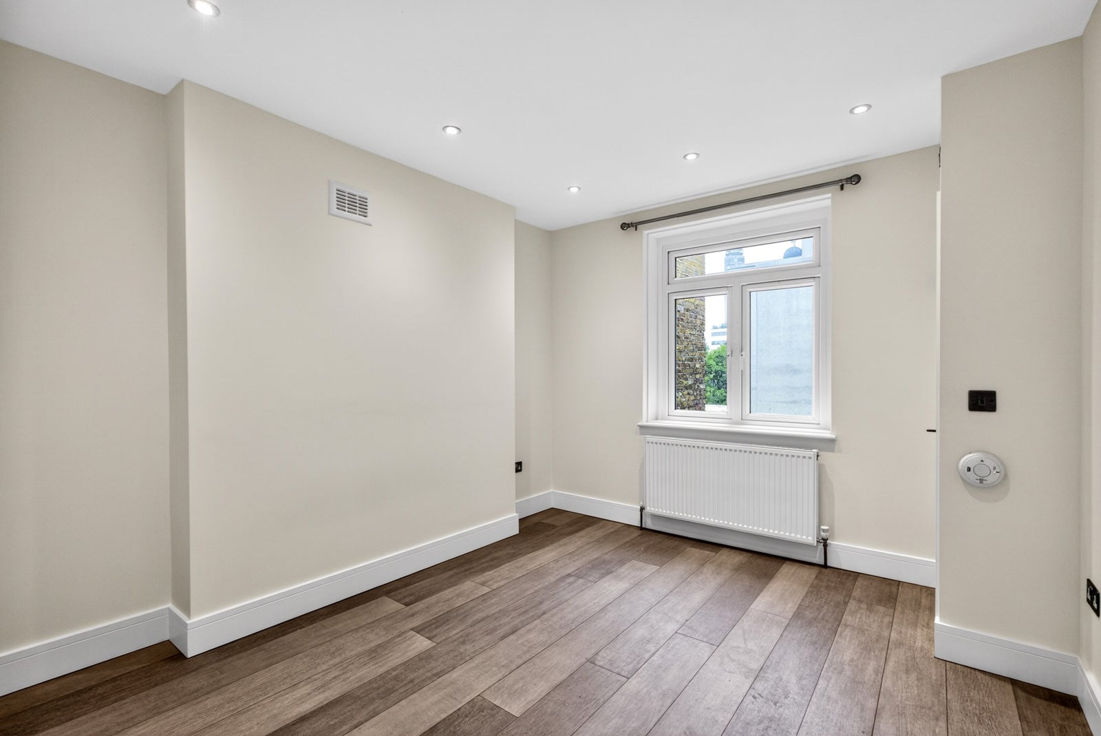 Flat Windmill Street in Greater London