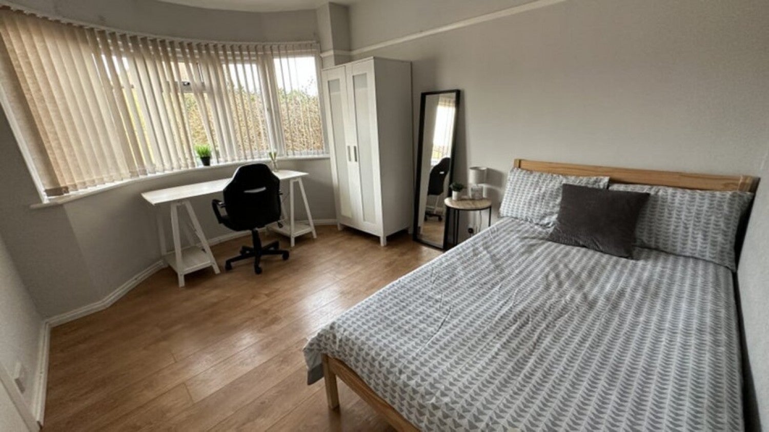 Room Comer Road in Worcester
