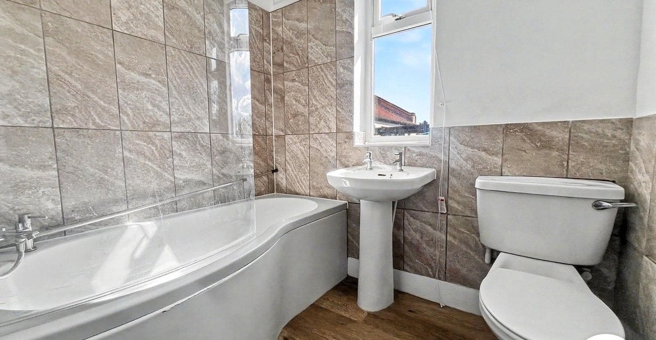Flat Blackfen Road in Greater London