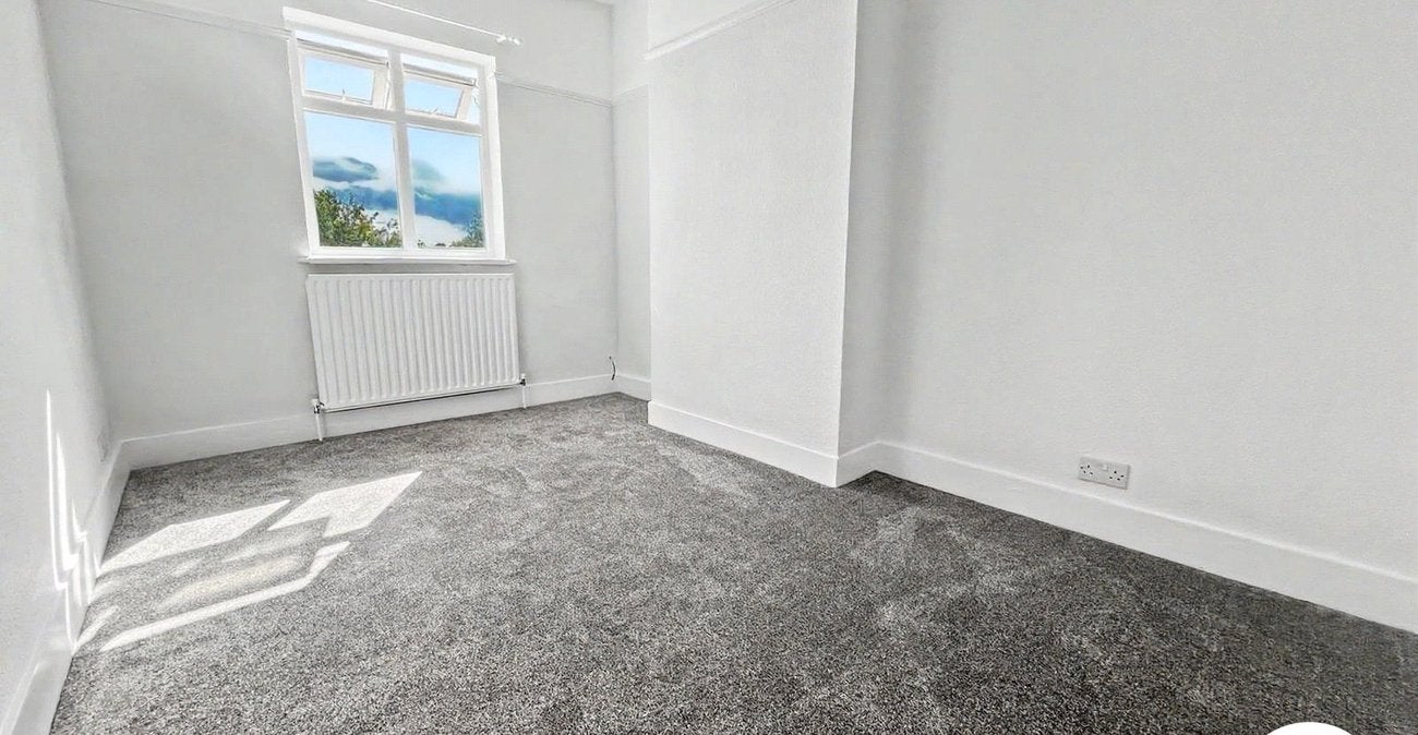 Flat Blackfen Road in Greater London