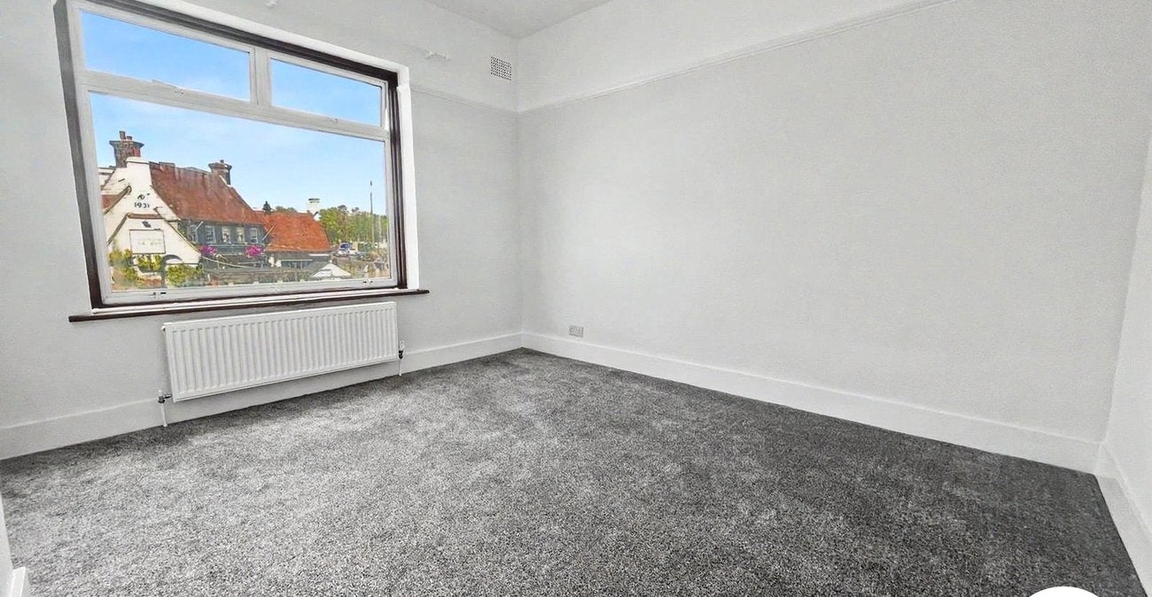 Flat Blackfen Road in Greater London