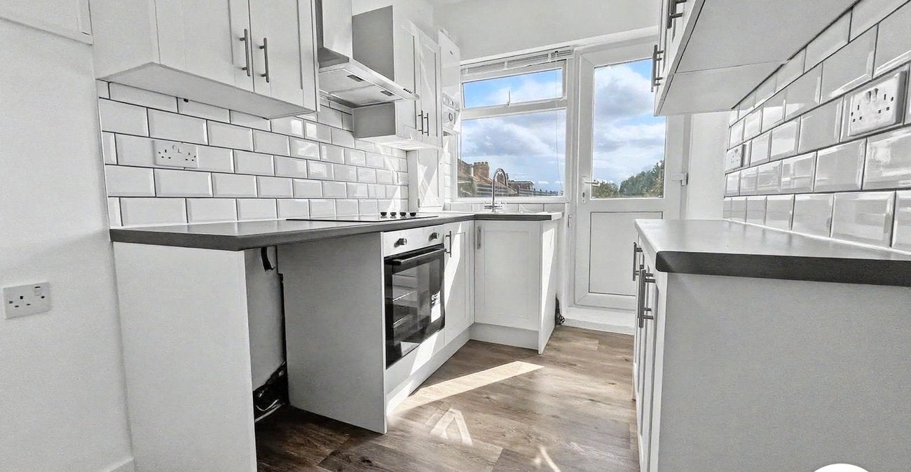 Flat Blackfen Road in Greater London