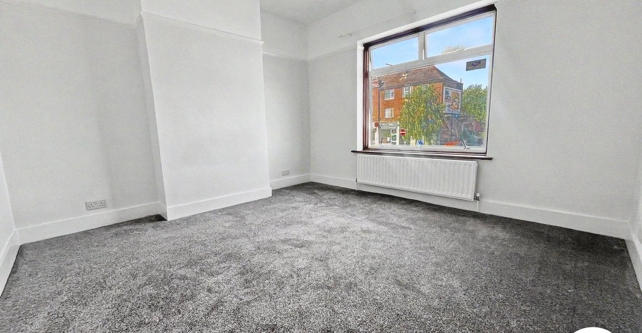 Flat Blackfen Road in Greater London