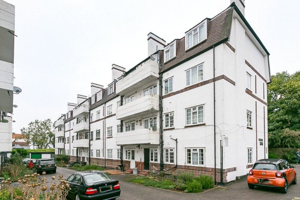 Flat Barrow Road in Greater London