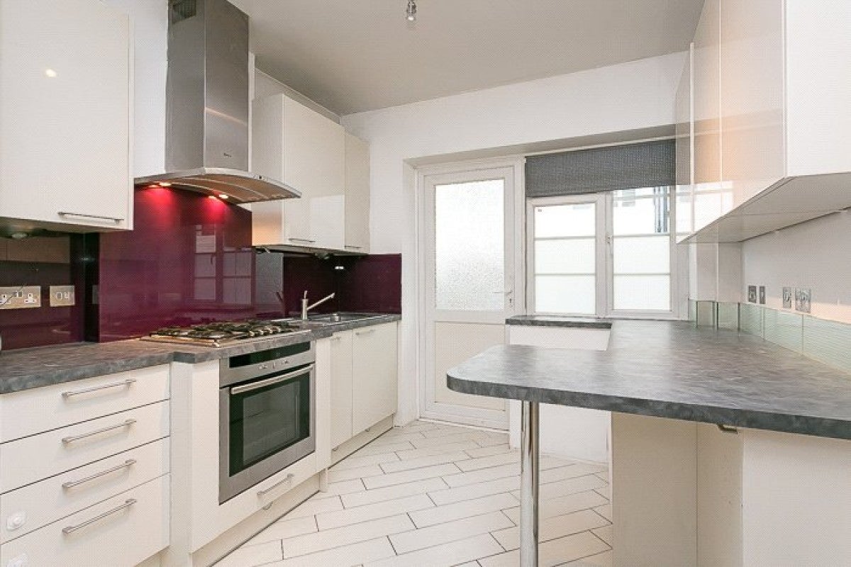 Flat Barrow Road in Greater London