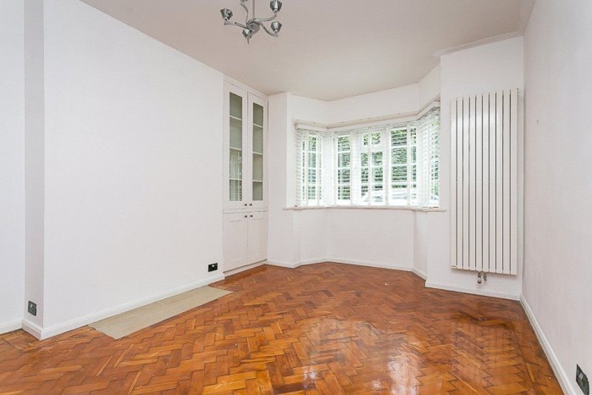 Flat Barrow Road in Greater London