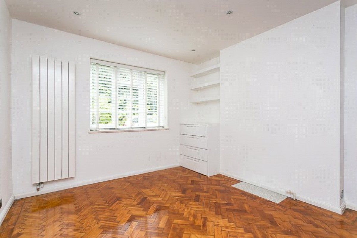 Flat Barrow Road in Greater London