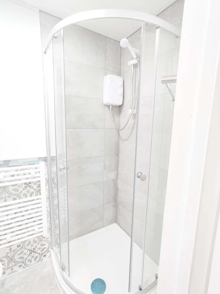 Flat Caernarvon Close in Greater London