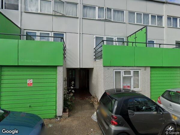 Flat Caernarvon Close in Greater London