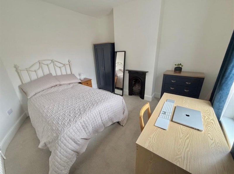 Room Holly Drive in Trafford