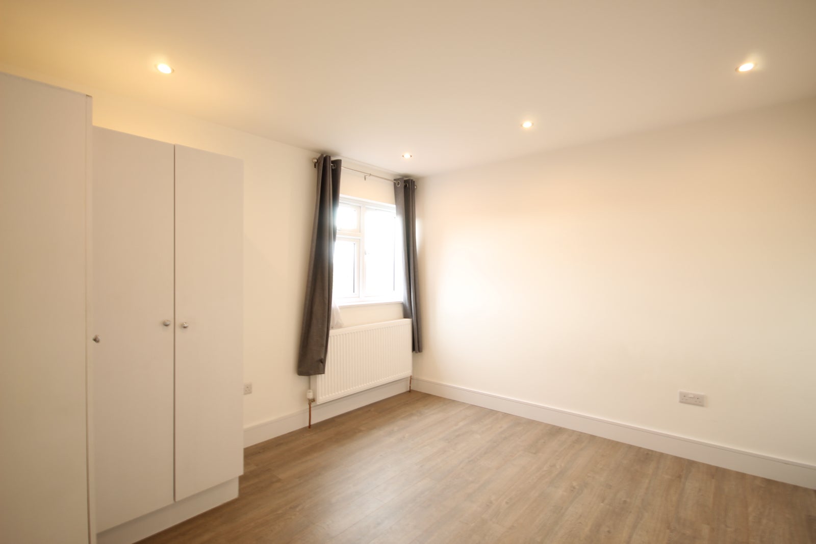 Flat Ealing Road in Greater London