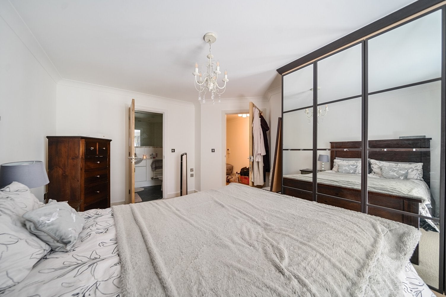 Flat Weller Mews in Greater London