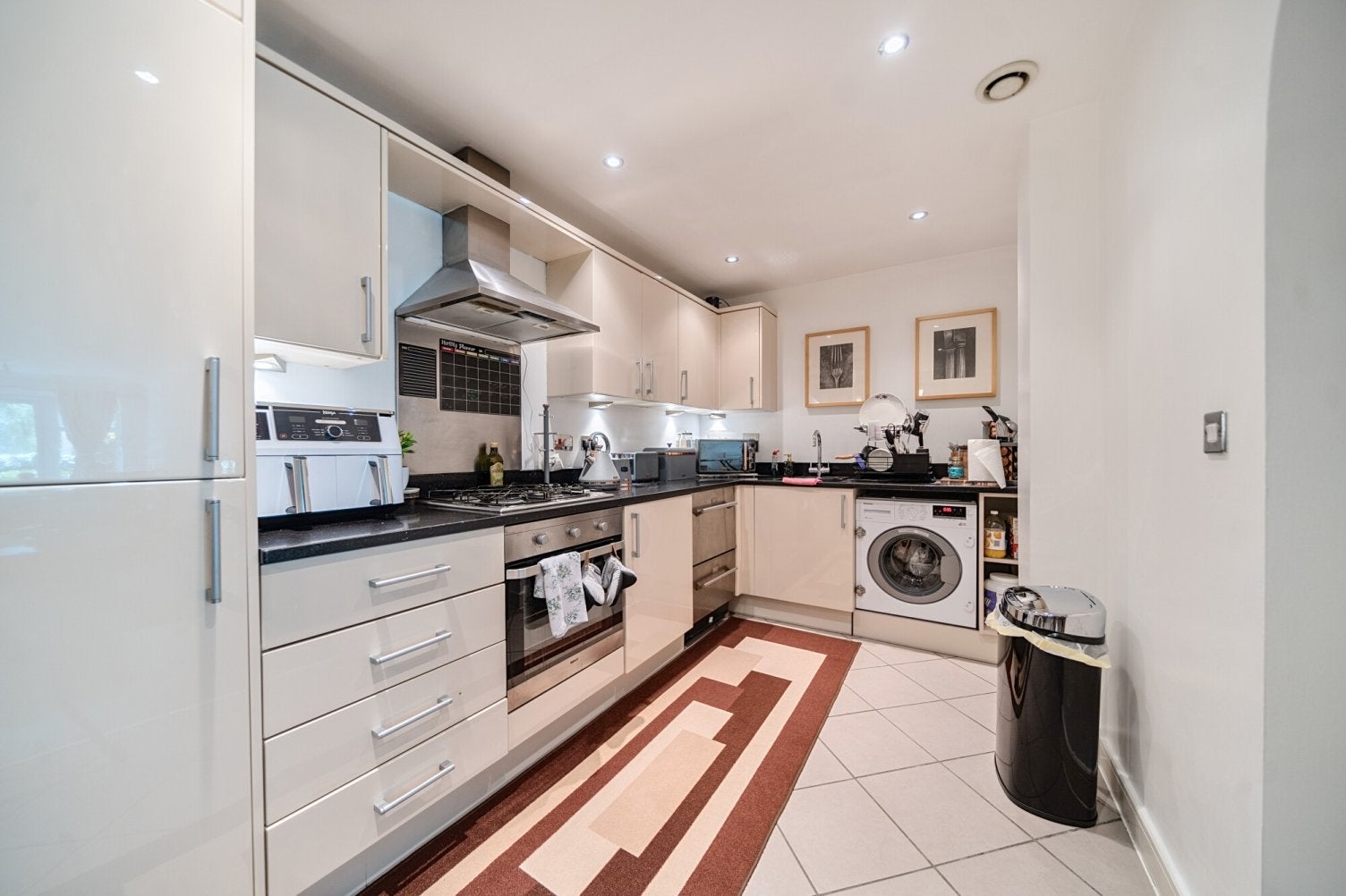 Flat Weller Mews in Greater London
