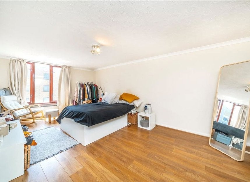 Flat Wapping High Street in Greater London