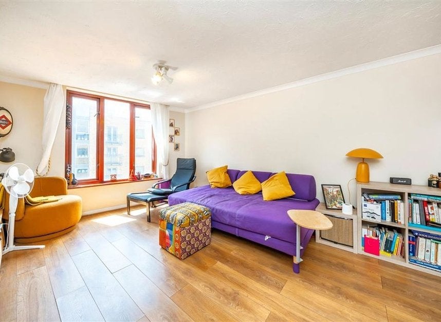 Flat Wapping High Street in Greater London