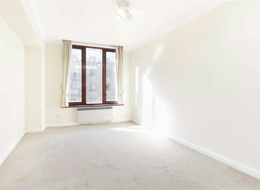Flat Wapping High Street in Greater London