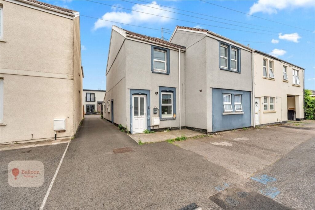 Flat Southmead Road in Bristol