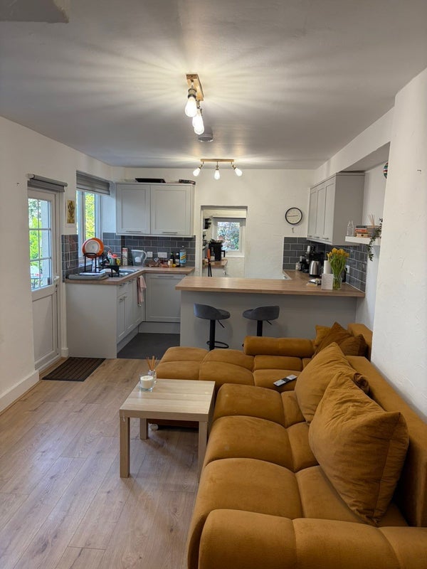 Room Quadrant Road in Greater London