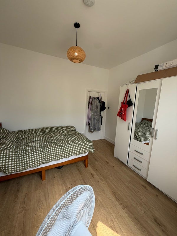 Room Quadrant Road in Greater London