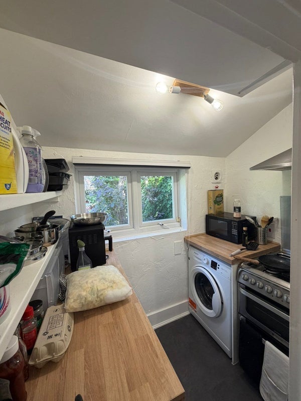 Room Quadrant Road in Greater London