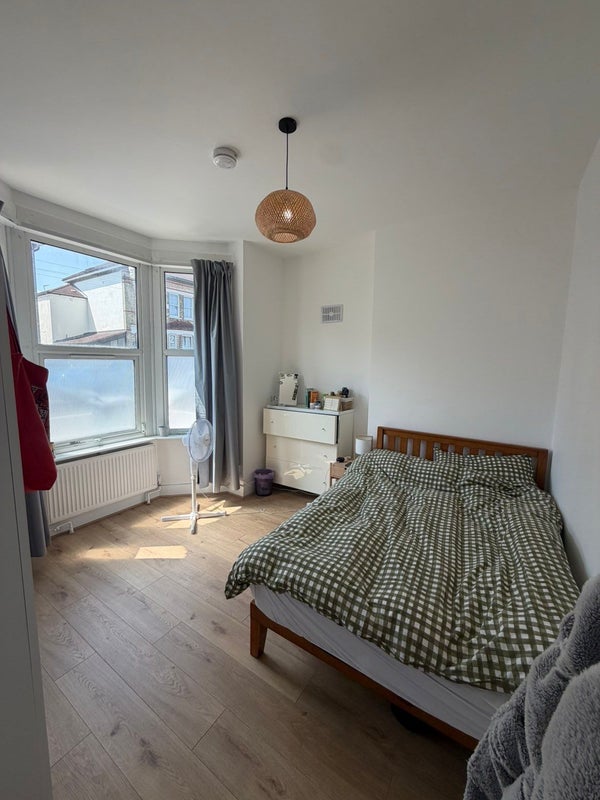 Room Quadrant Road in Greater London