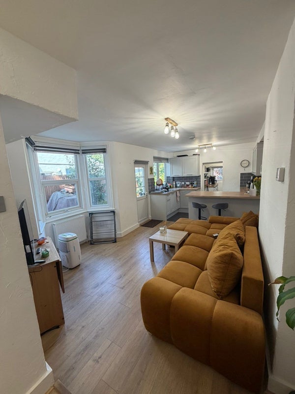 Room Quadrant Road in Greater London