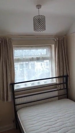 Room Beam Avenue in Greater London