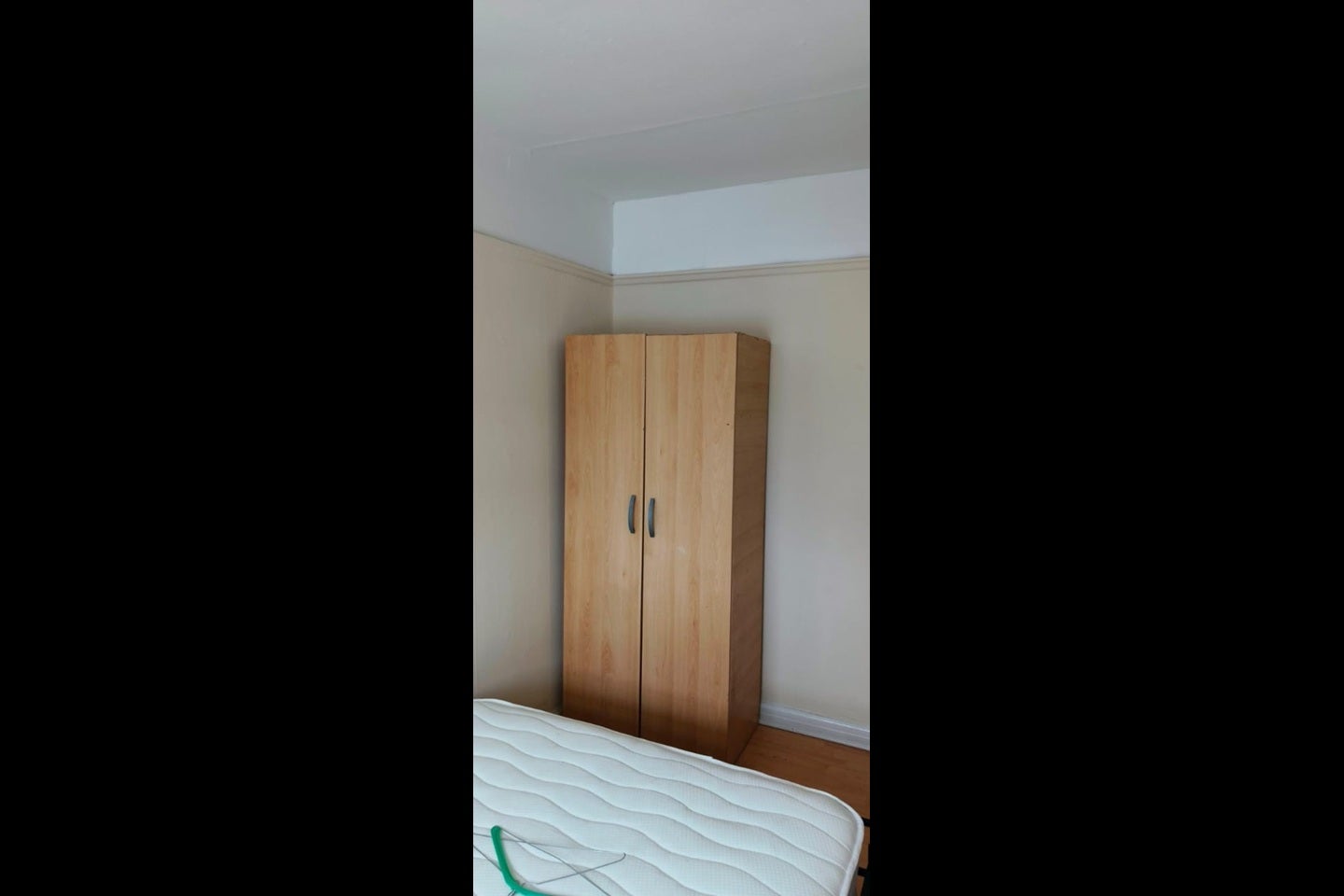 Room Beam Avenue in Greater London