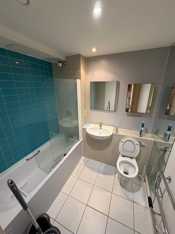 Room Westferry Road in Greater London