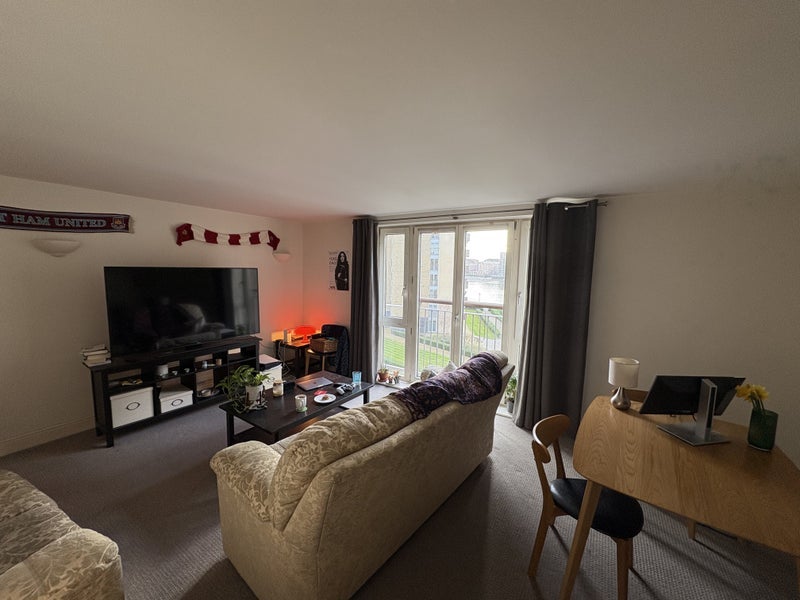 Room Westferry Road in Greater London