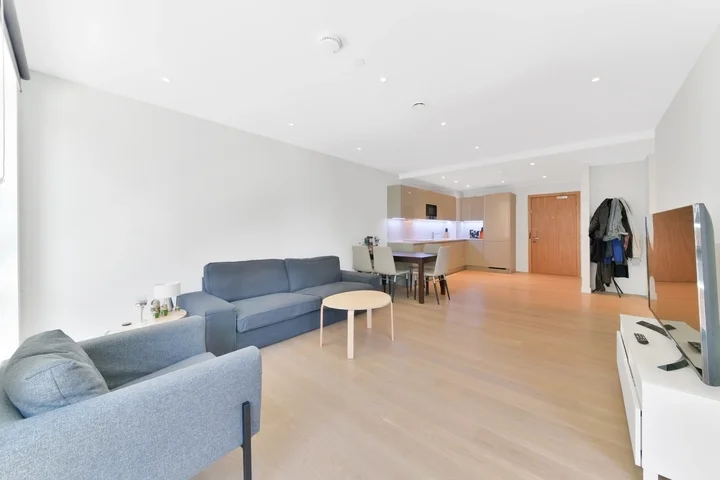 Flat Sayer Street in Greater London