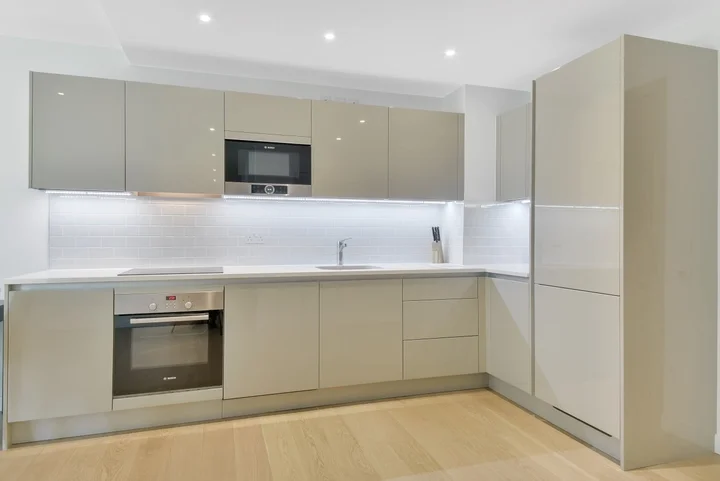 Flat Sayer Street in Greater London