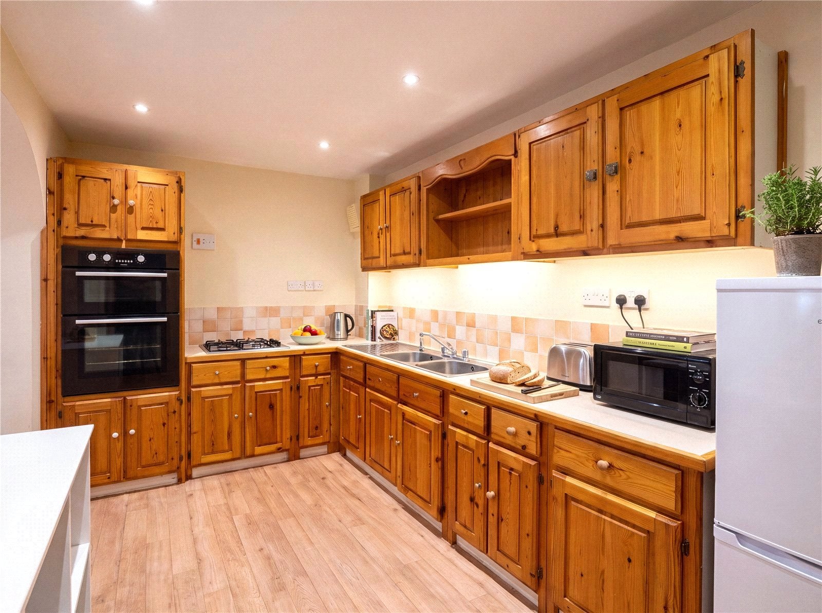 Flat Caledonia Place in Bristol