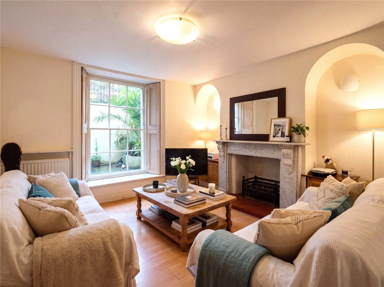 Flat Caledonia Place in Bristol