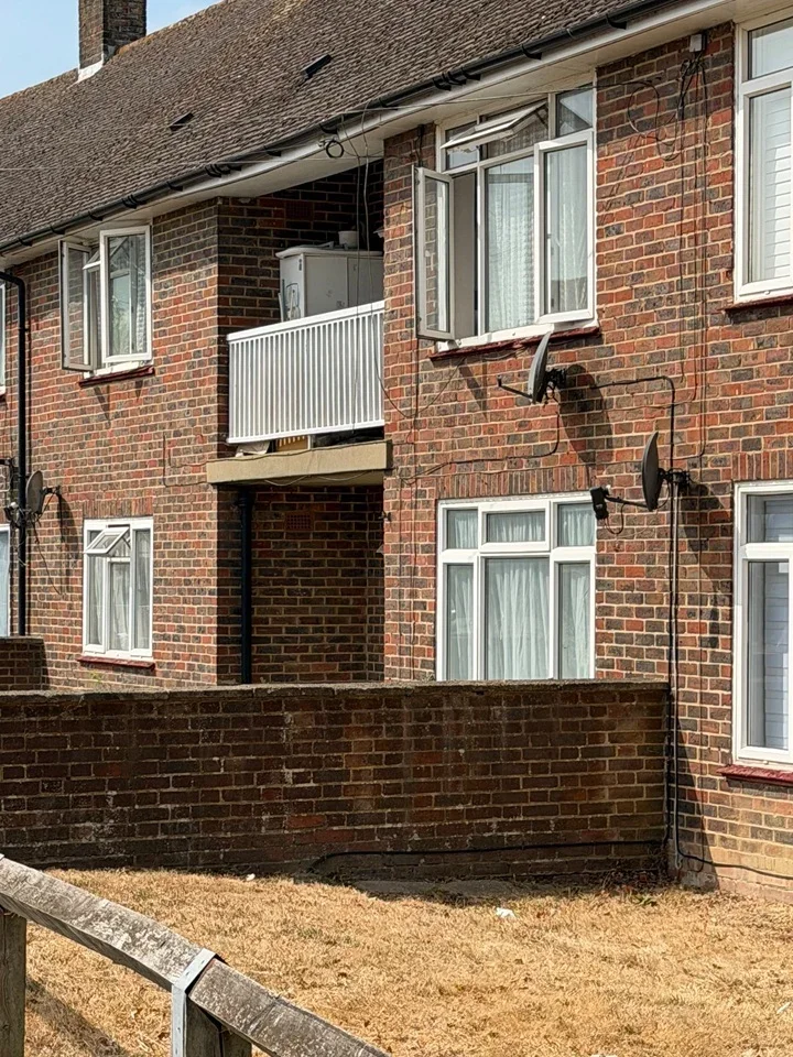 Flat Boundary Close in Crawley