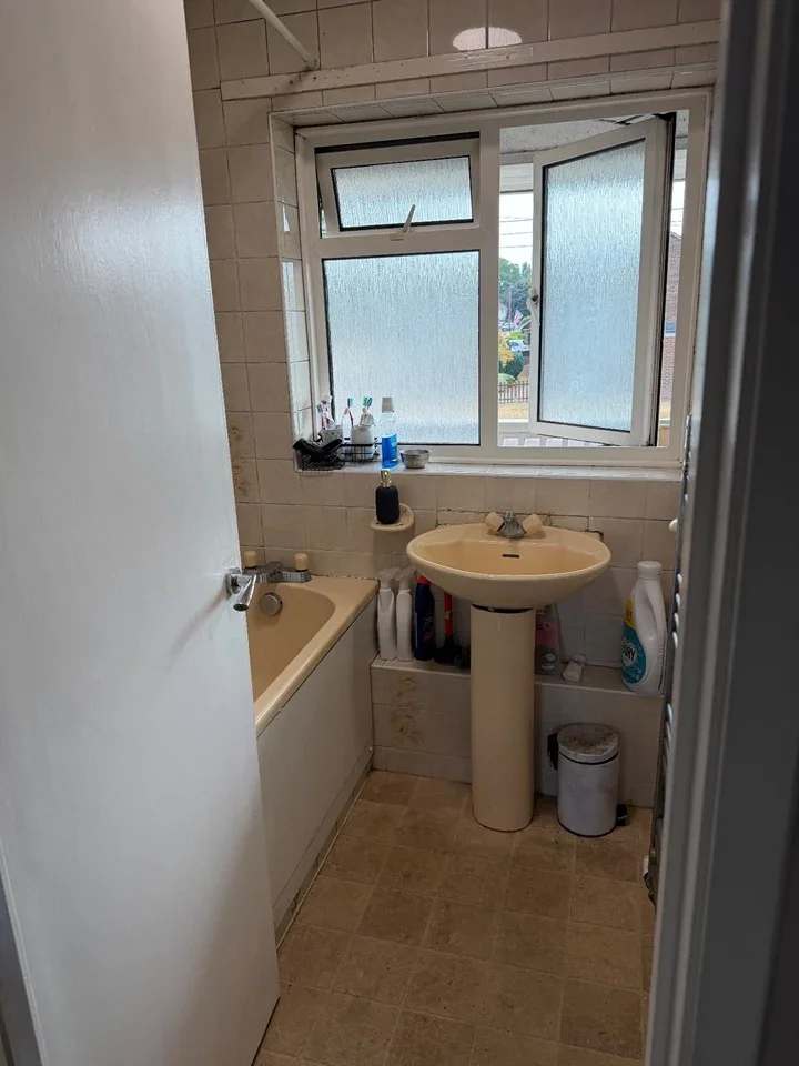 Flat Boundary Close in Crawley