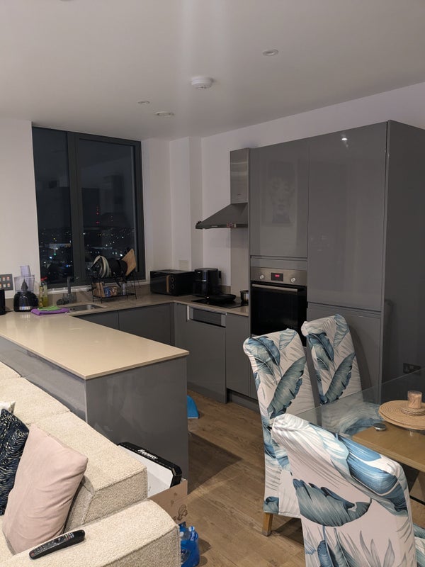 Room Cairo New Road in Greater London