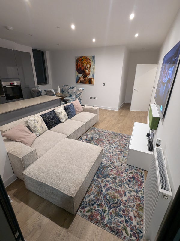 Room Cairo New Road in Greater London