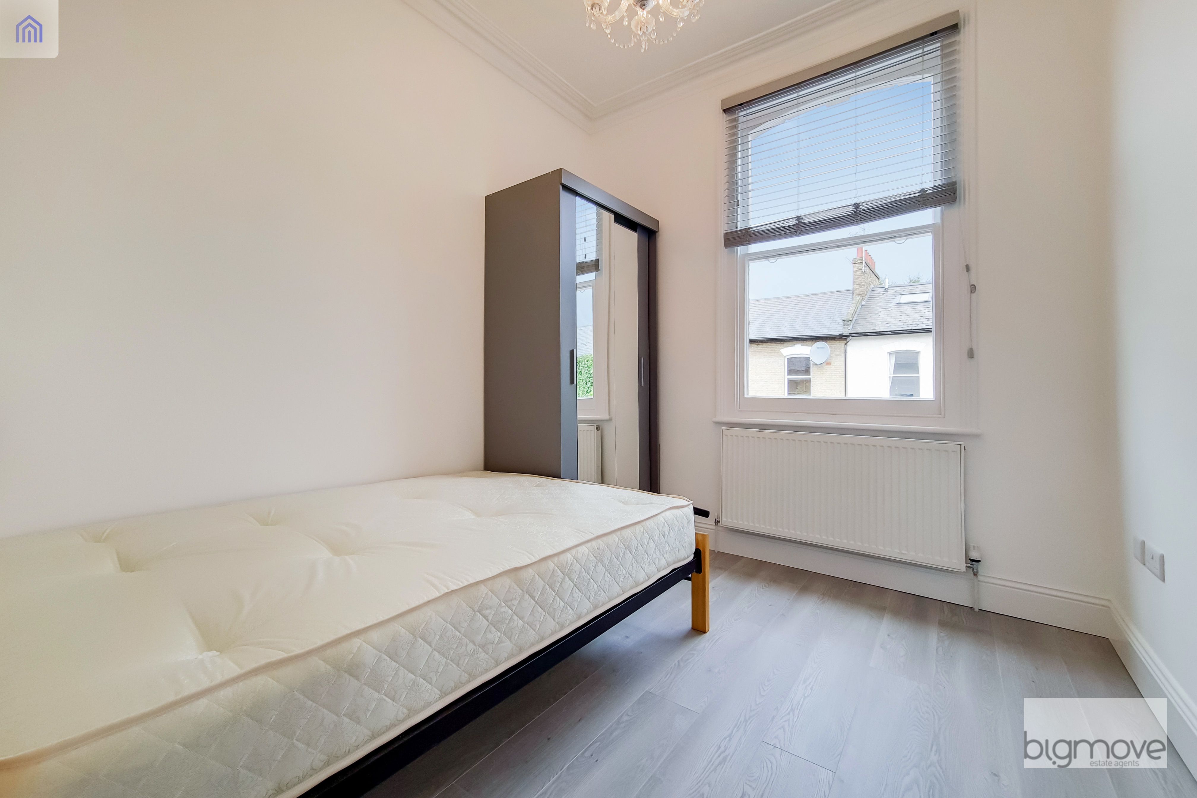 Flat Goulton Road in Greater London