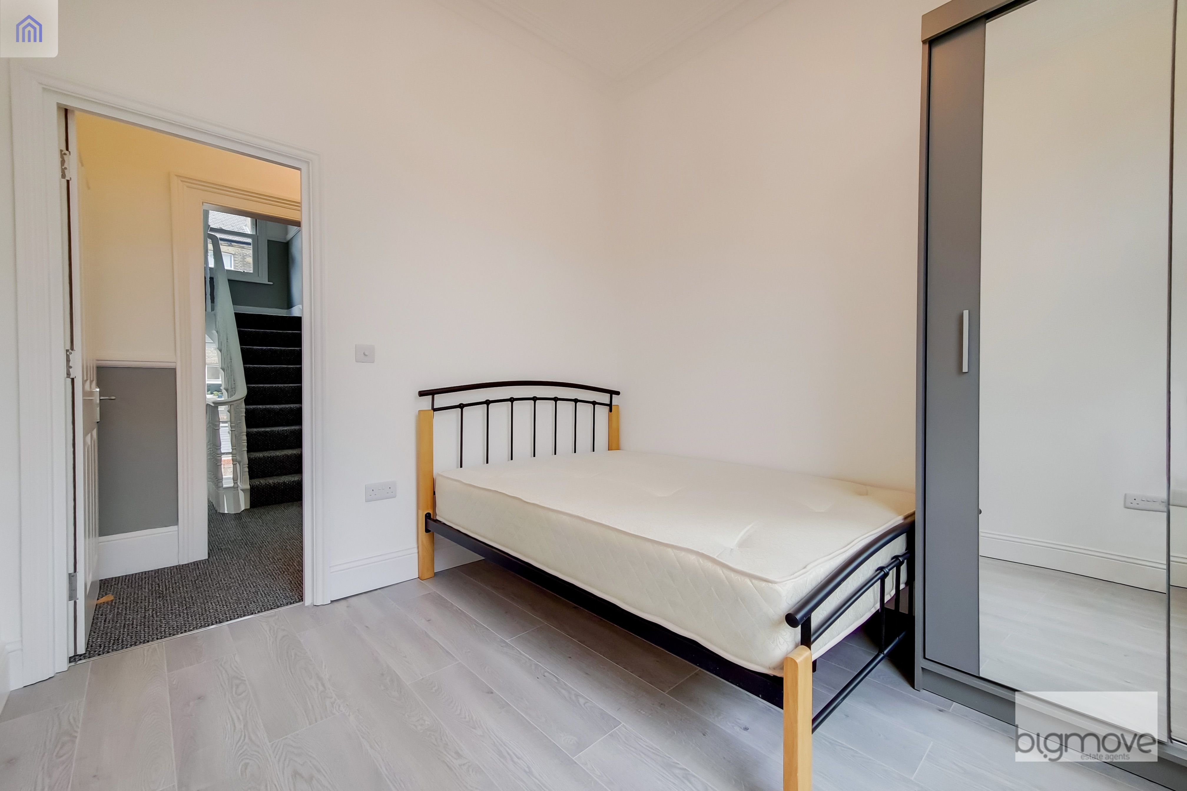 Flat Goulton Road in Greater London