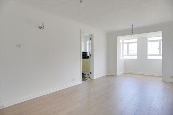 Flat Bourneside Crescent in Greater London