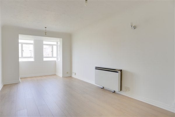 Flat Bourneside Crescent in Greater London