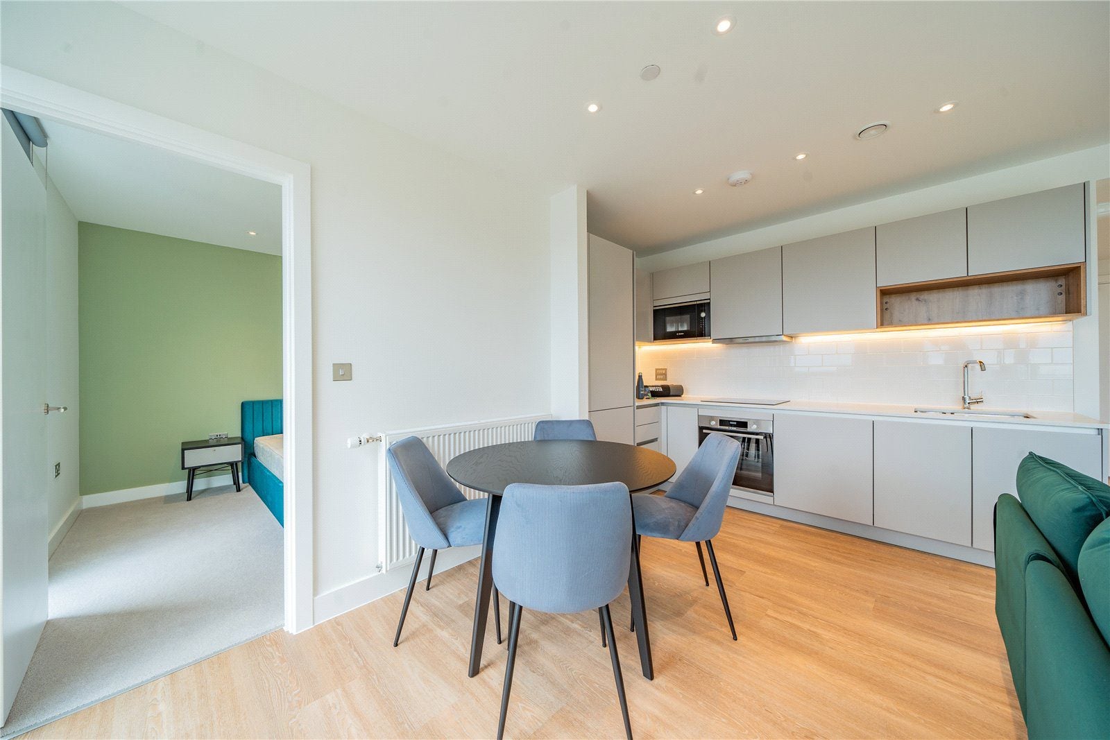Flat Henley Cross in Greater London