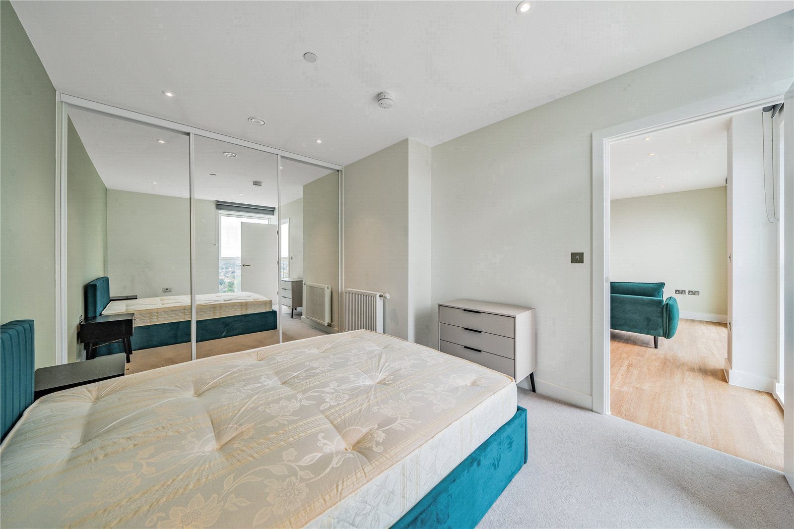 Flat Henley Cross in Greater London