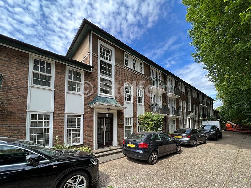 Flat Stanhope Road in Greater London