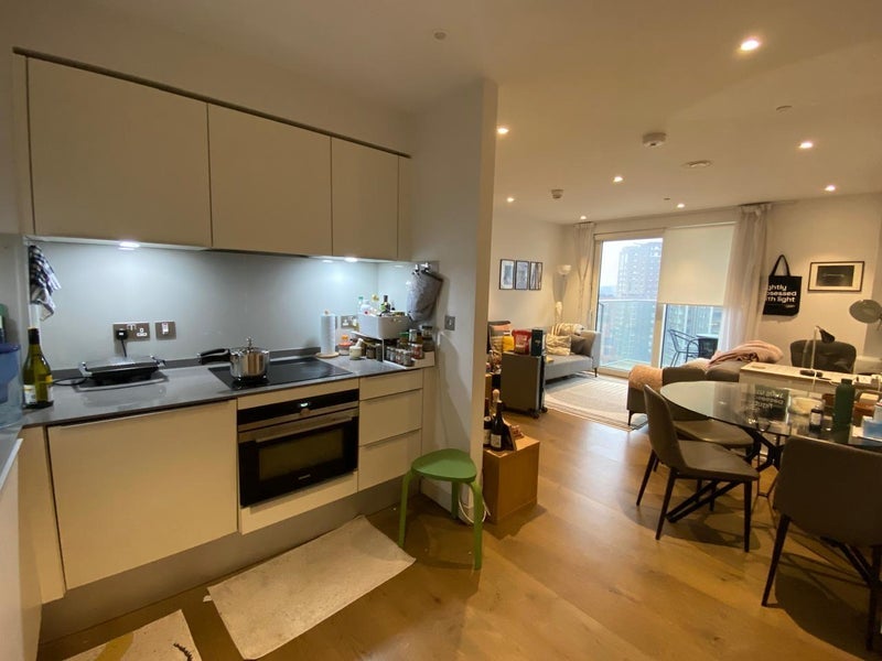 Room Ash Avenue in Greater London
